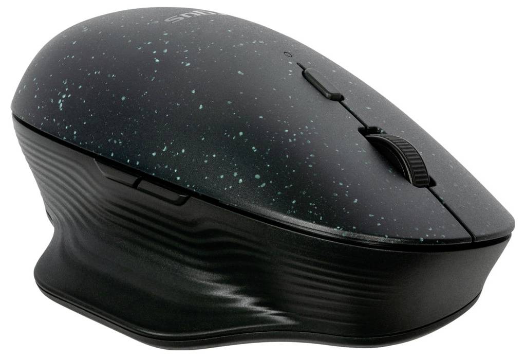 Bezdrátová černá počítačová myš s modrými skvrnami a ergonomickým designem, po straně umístěné tlačítka a viditelné kolečko pro posun.