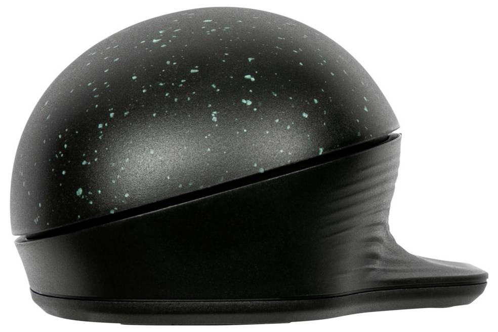 Ergonomická myš ve tvaru kupole s černým povrchem a zelenými skvrnami, navržená pro pohodlné uchopení.