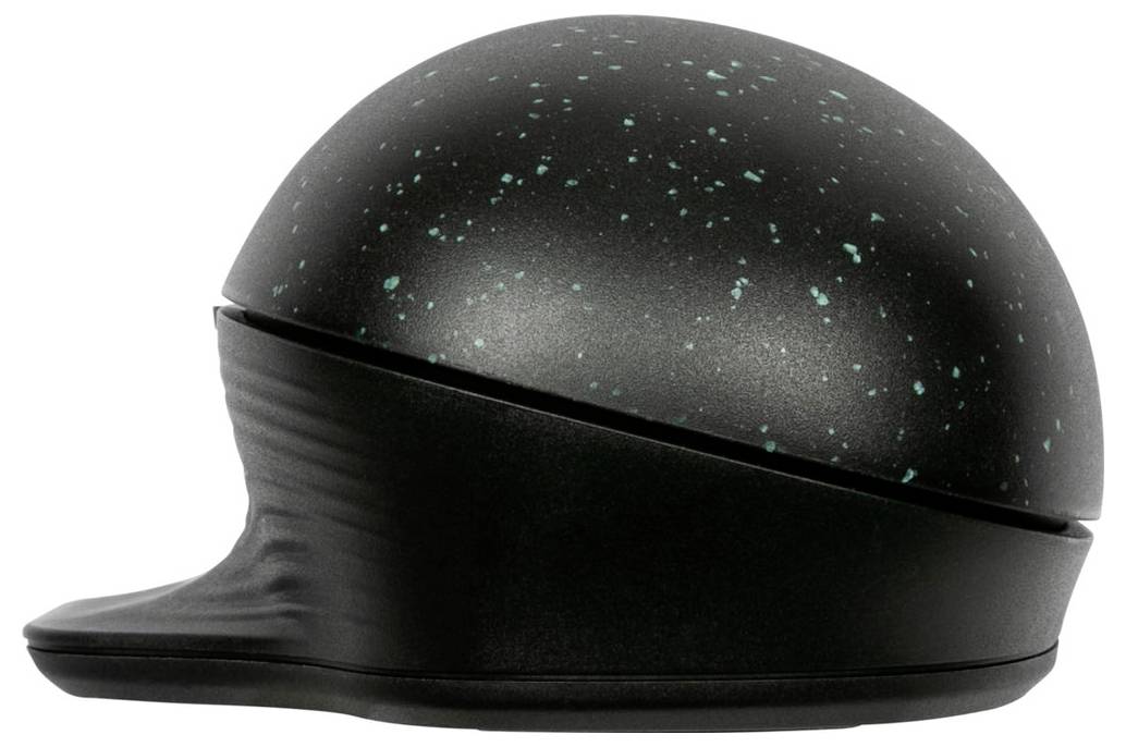 Ergonomická černá myš s modrými skvrnami, zobrazená z boku.