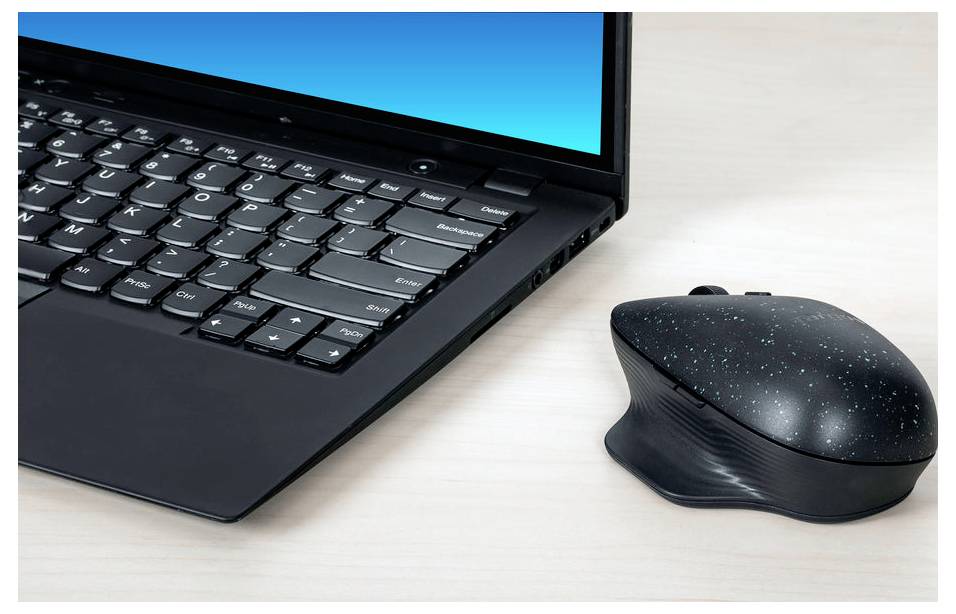 Černý laptop na dřevěném psacím stole vedle černé bezdrátové myši s modrým tečkovaným vzorem. Obrazovka zobrazuje modrý přechod.