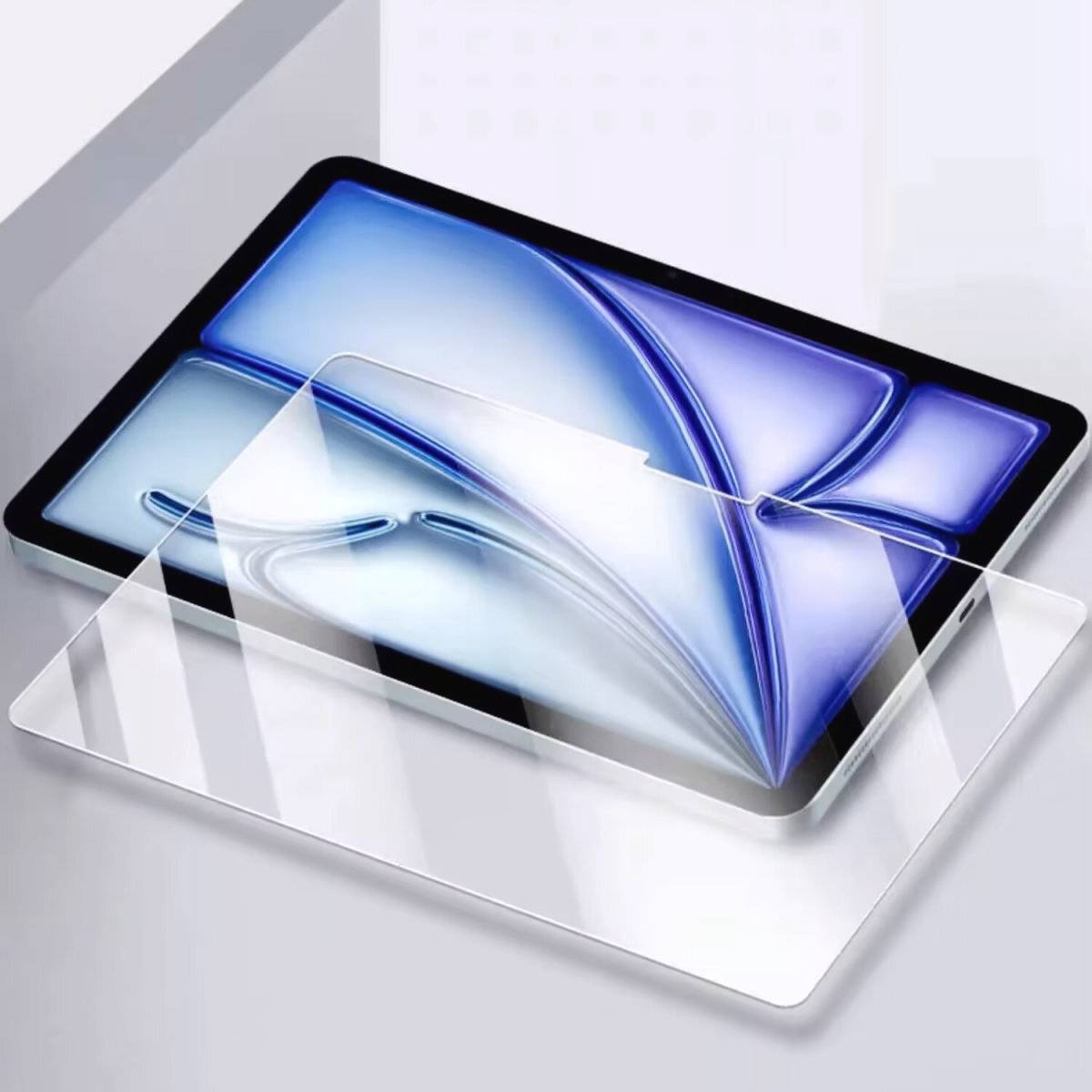 Tablet s modrým displejem navržený v moderní estetice, krytý ochranným sklem. Odráží světlo; bez viditelných log.