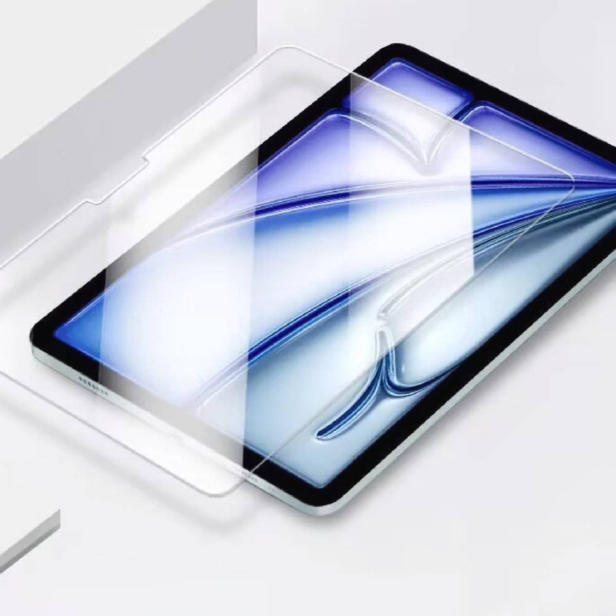 Tablet leží na stole s průhledným ochranným pouzdrem, které nechává displej viditelný.