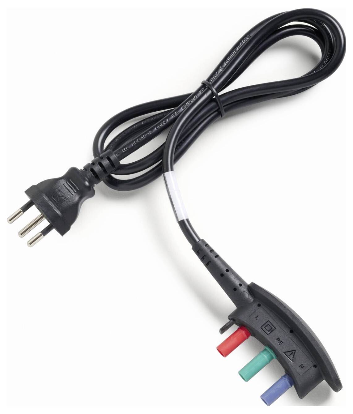 Černý elektrický kabel s třípólovým konektorem. Na druhém konci jsou tři barevné přípojky: červená, zelená a modrá.