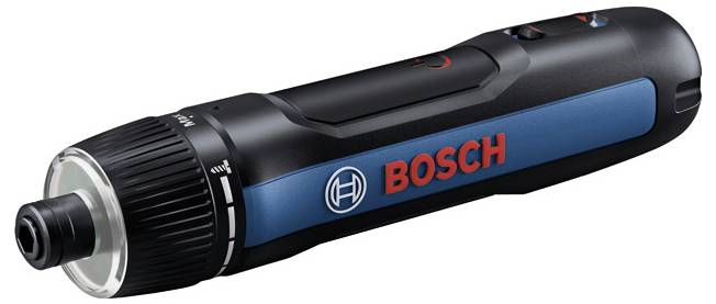 Modrý a černý aku šroubovák Bosch s firemním logem, vhodný pro domácí kutilství, leží na bílém pozadí.