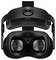 Černý headset pro virtuální realitu, pohled zepředu, zobrazující čočky a hlavový popruh. Navržen pro pohlcující zážitky ve virtuální realitě.
