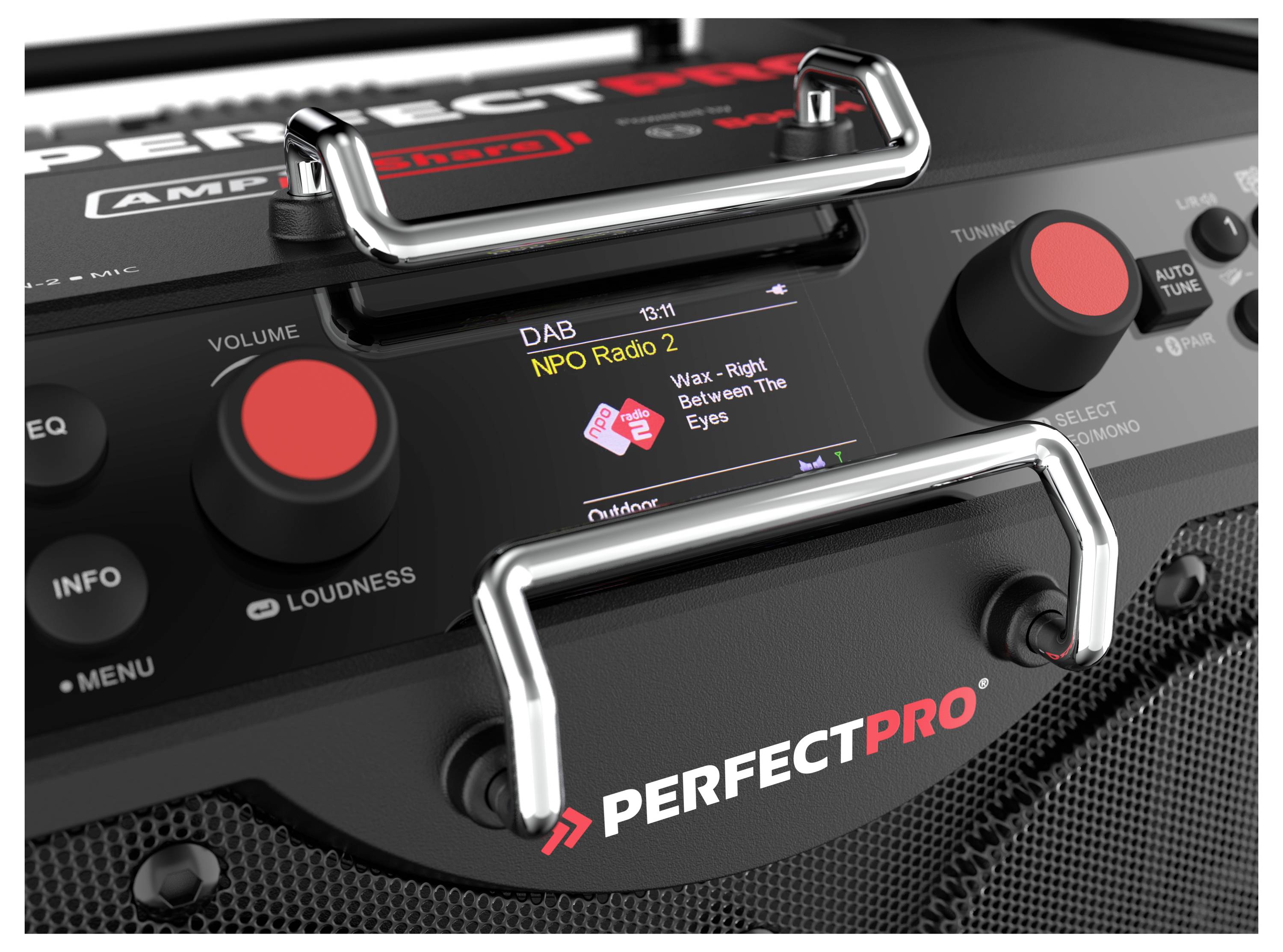 Přenosné rádio od PerfectPro s velkým ovladačem hlasitosti a DAB displejem zobrazujícím 'NPO Radio 2, Vax - Right'.