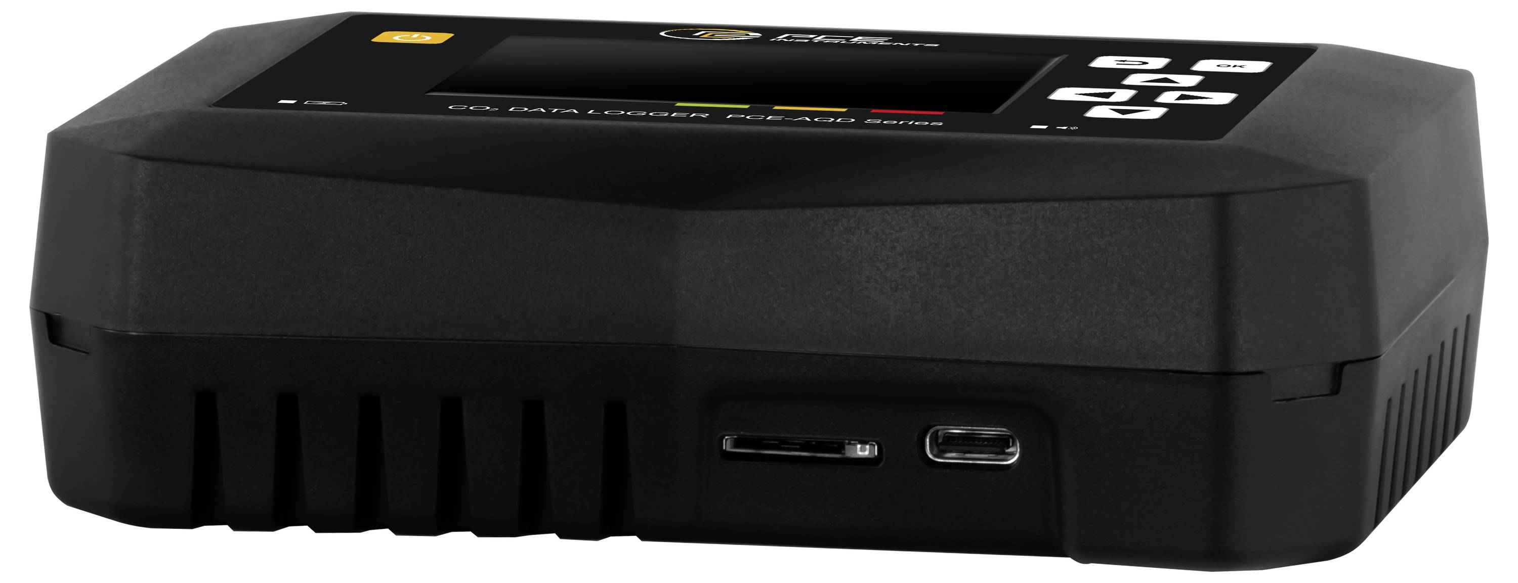 Černá elektronická ovládací skříňka s displejem na vrcholu a předními porty USB-C a USB-A, zobrazená v perspektivě na bílém pozadí.