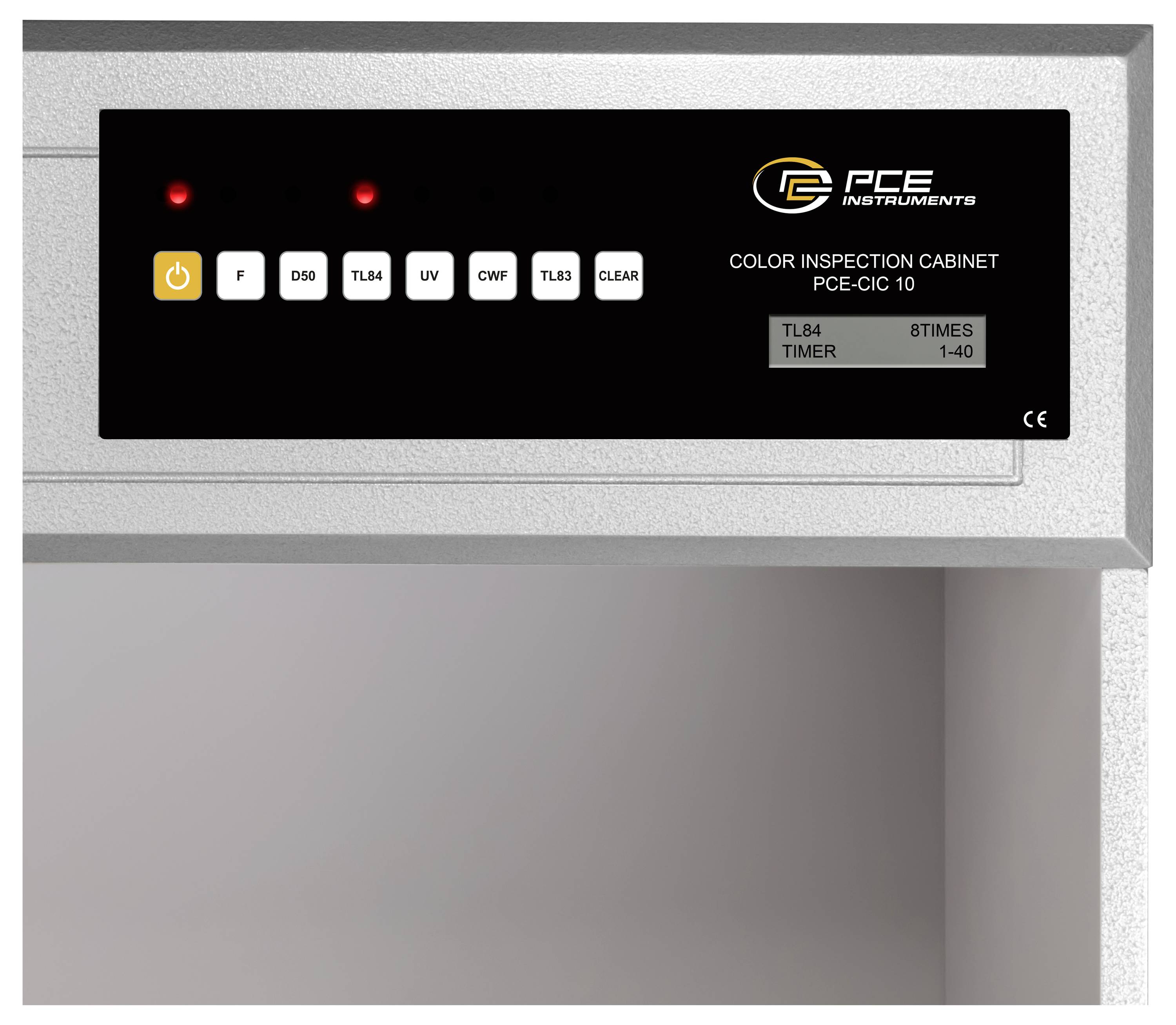 Přední pohled na kontrolní panel skříně PCE Instruments pro barevné inspekce s tlačítky napájení a režimu osvětlení, indikačními světly a displejem časovače.