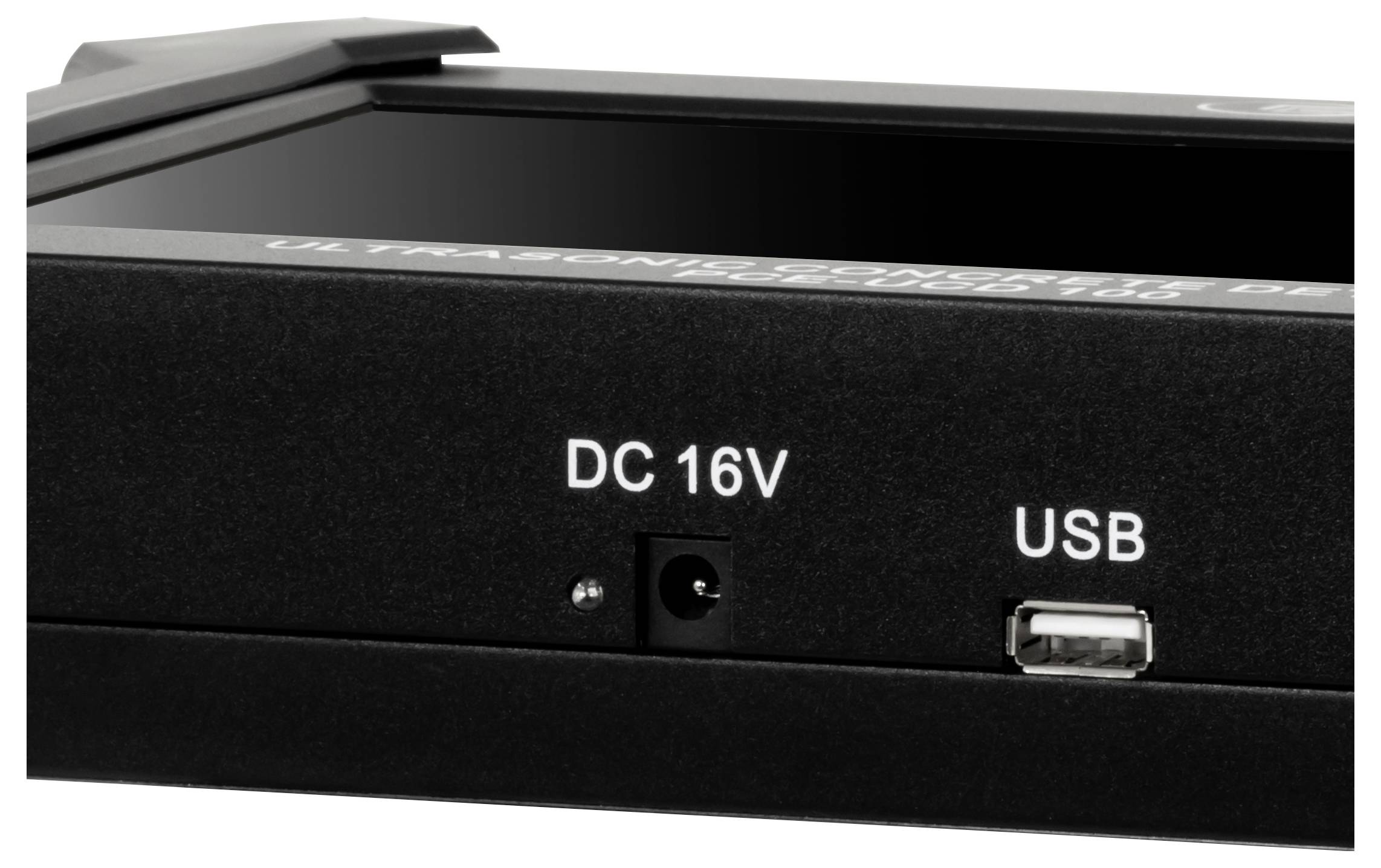 Detailní záběr na zadní panel zařízení označený "DC 16V" s napájecím konektorem a portem USB.
