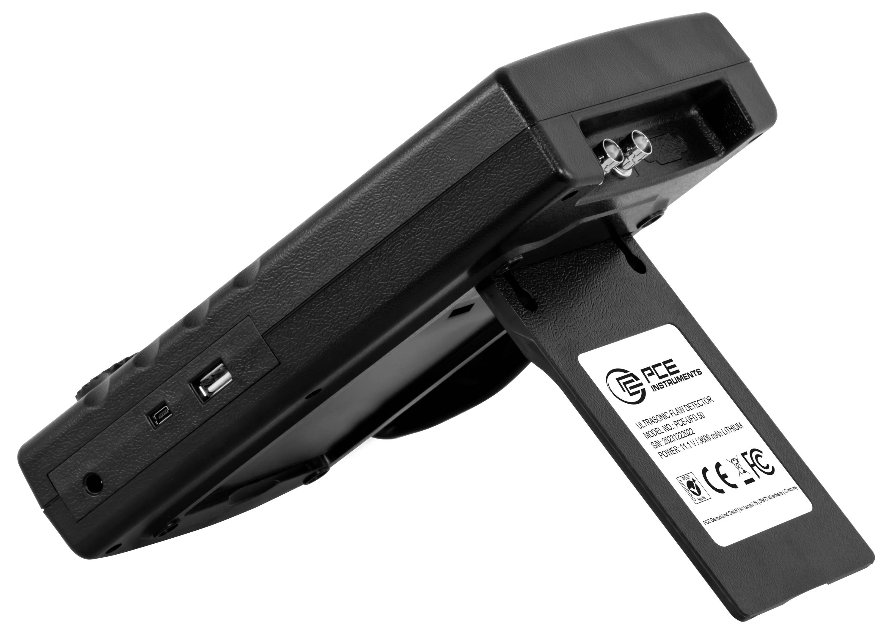 Černé přenosné elektronické zařízení se skládacím stojanem a postranními porty, zobrazené v šikmém pohledu na bílém pozadí.