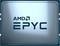 Procesor AMD EPYC v detailním záběru, stříbrné pouzdro s nápisem 'AMD EPYC'. Kancelářský a datový centrum kontext.