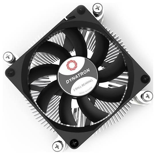 Černý počítačový ventilátor s pěti lopatkami, namontovaný na chladiči se stříbrnými lamelami, označený nápisem 'Dynatron'.