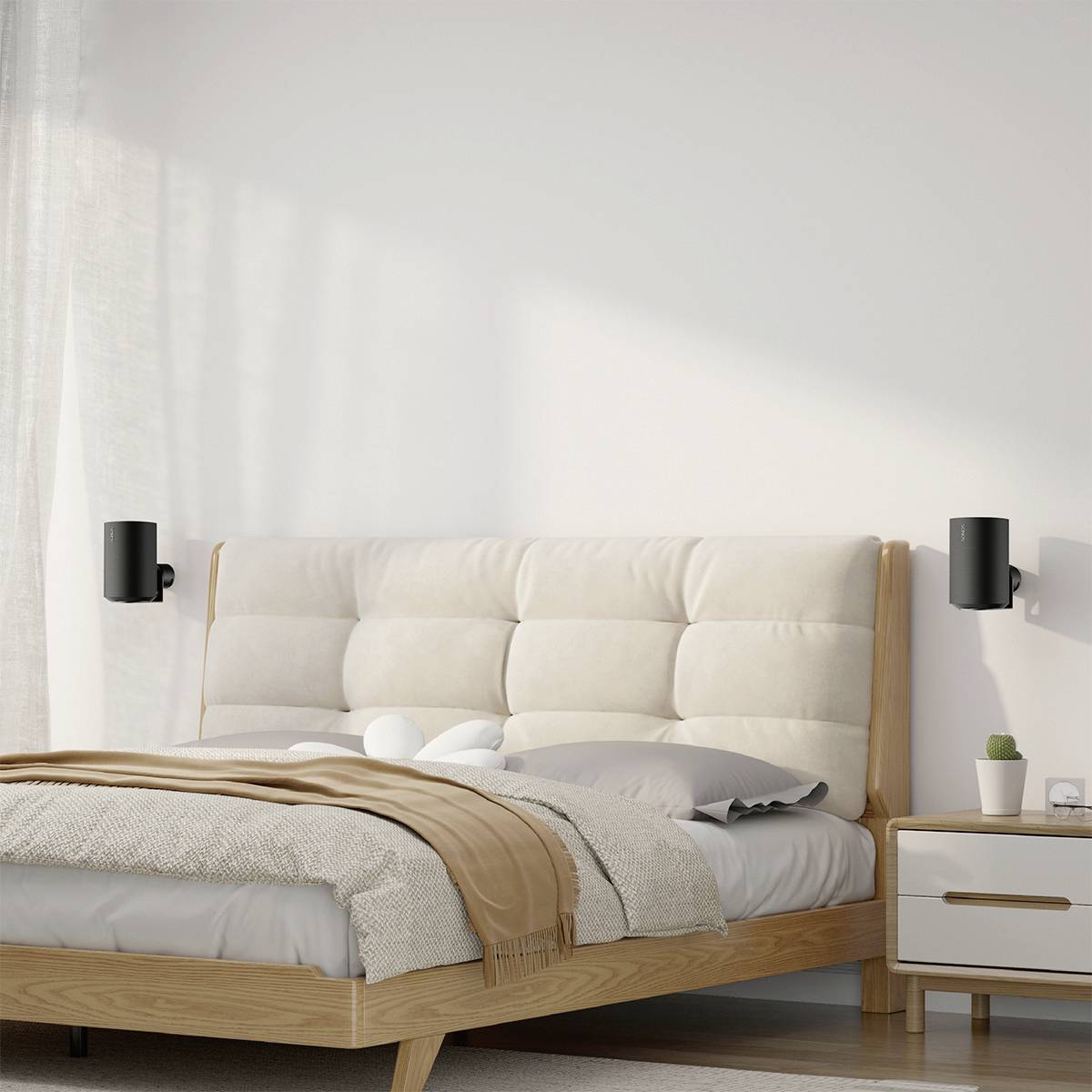 Minimalistická ložnice s velkou postelí, světlým povlečením, dřevěným nočním stolkem a moderním nástěnným osvětlením.