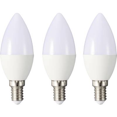 Tři bílé svítící LED žárovky ve tvaru kapky s paticí E14 umístěné vedle sebe na bílém pozadí.