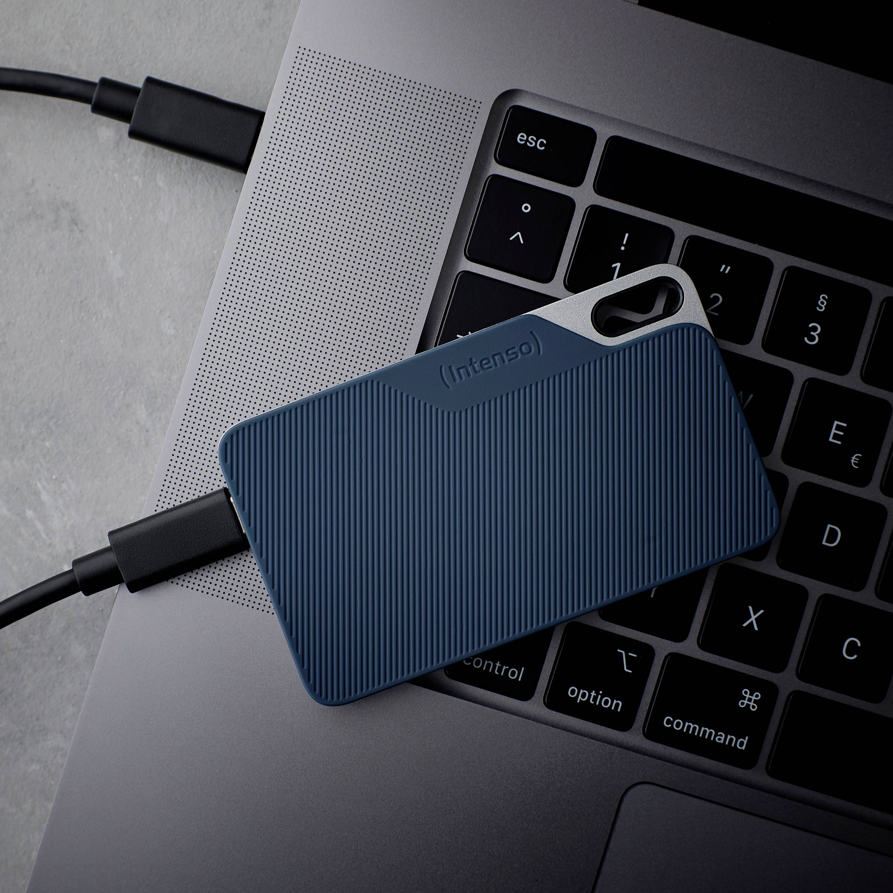 Externí pevný disk od Intenso, připojený k laptopu, ukazuje použití jako přenosné úložné médium.