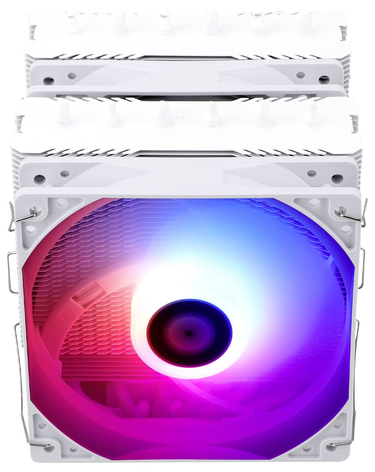 Bílý počítačový ventilátor s RGB podsvícením zobrazuje barvy od modré po červenou. Ventilátor je symetricky a stylově navržen.