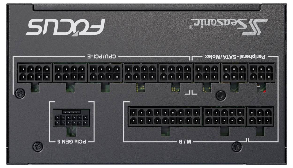 Napájecí zdroj 'FOCUS' od společnosti Seasonic s několika konektory pro CPU, PCI-E, periferie, SATA a Molex.