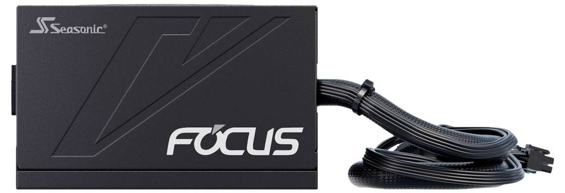 Černý napájecí zdroj Seasonic s logem 'FOCUS' a připojeným svazkem kabelů.