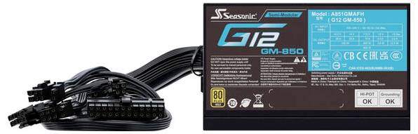Černý napájecí zdroj Seasonic G12 GM-650 s různými kabely a modrými technickými detaily na pravé straně. Obsahuje certifikaci '80 PLUS Gold'.
