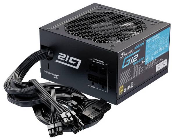Černý počítačový zdroj s mřížkou ventilátoru a několika připojovacími kabely. Logo značky a technické detaily jsou viditelné na straně.