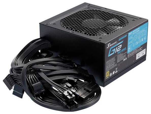 Černý napájecí zdroj Seasonic G12 s více kabely; vhodný pro provoz počítače s vysokou účinností a modulární konstrukcí.