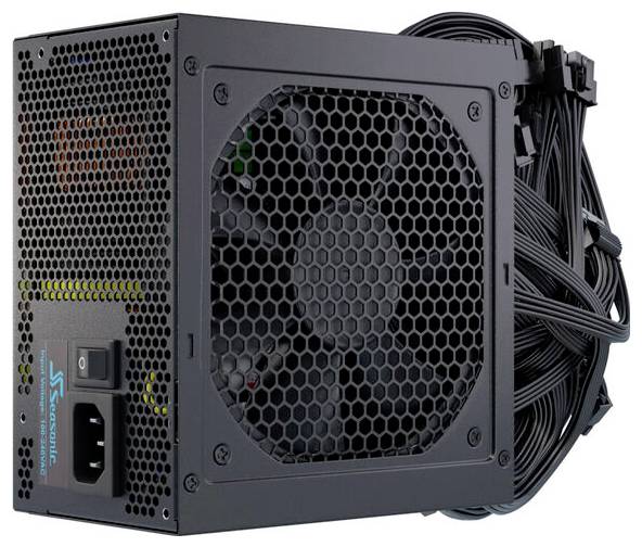 Černý počítačový zdroj s ventilátorem a kabely, vhodný pro napájení počítače.