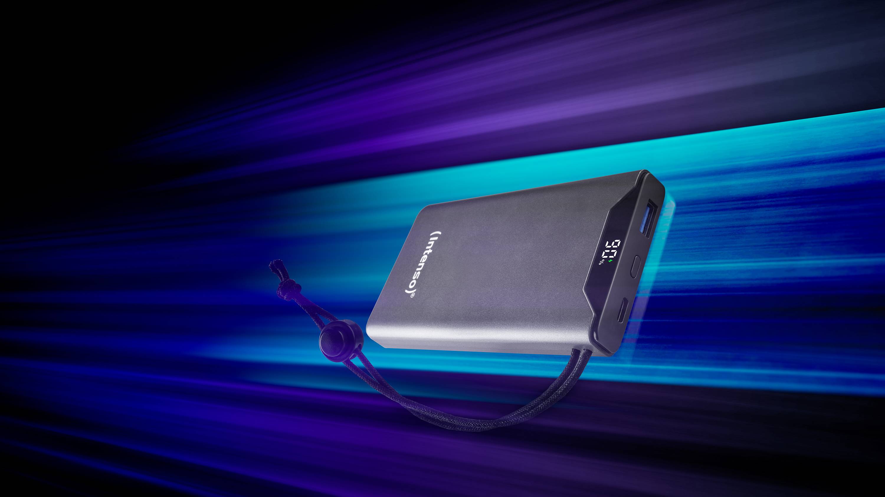 Powerbanka s digitálním displejem zobrazuje '96%'. Leží před dynamickým modro-fialovým pozadím.