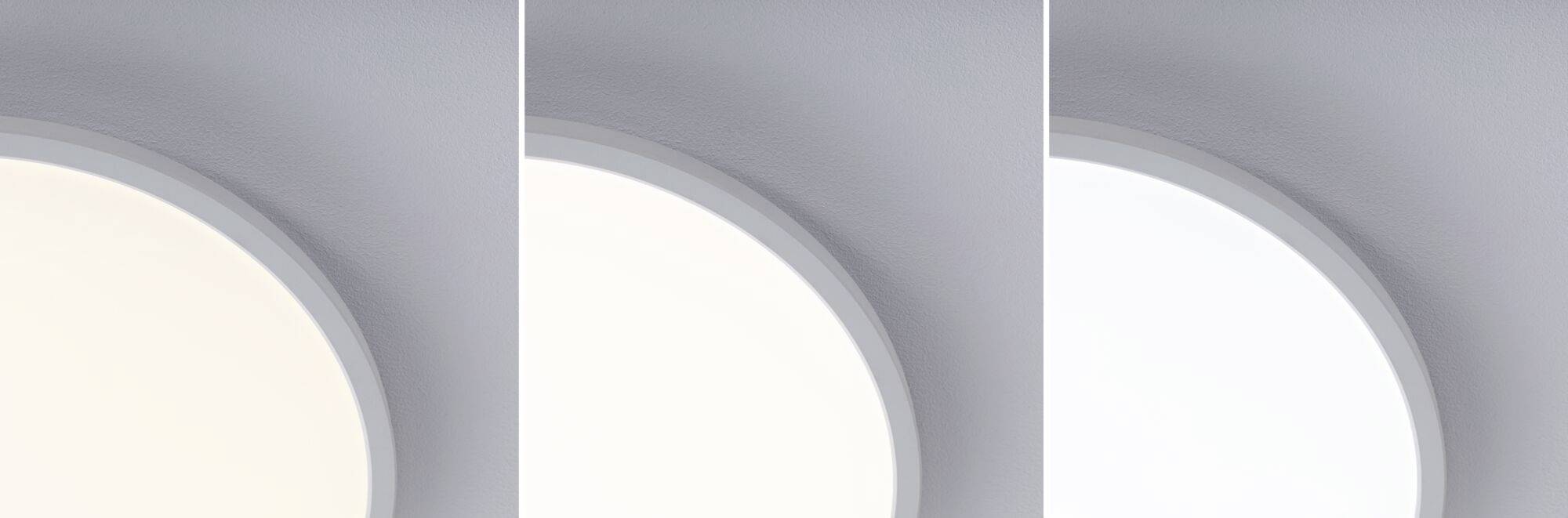Tři bílé, kruhové svítidla s proměnlivou intenzitou světla pod šedým stropem. Vytvářejí moderní, minimalistickou atmosféru.