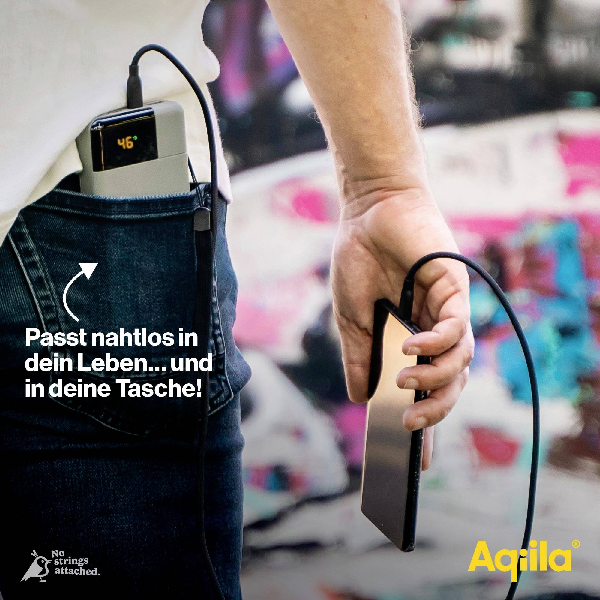 Osoba drží smartphone, který je připojený k powerbance v kapse kalhot. Text na obrázku: 'Dokonale zapadne do tvého života... a do tvé kapsy!'