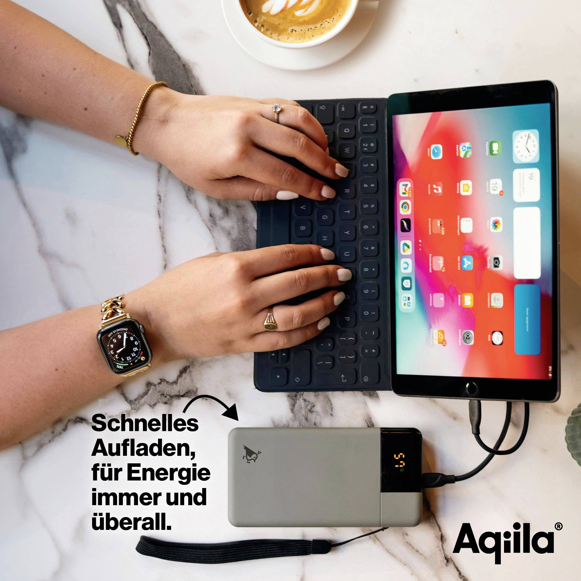 Osoba píše na tabletu s klávesnicí, vedle stojí šálek kávy. Powerbanka nabíjí tablet, zvýrazněno textem 'Rychlé nabíjení'.