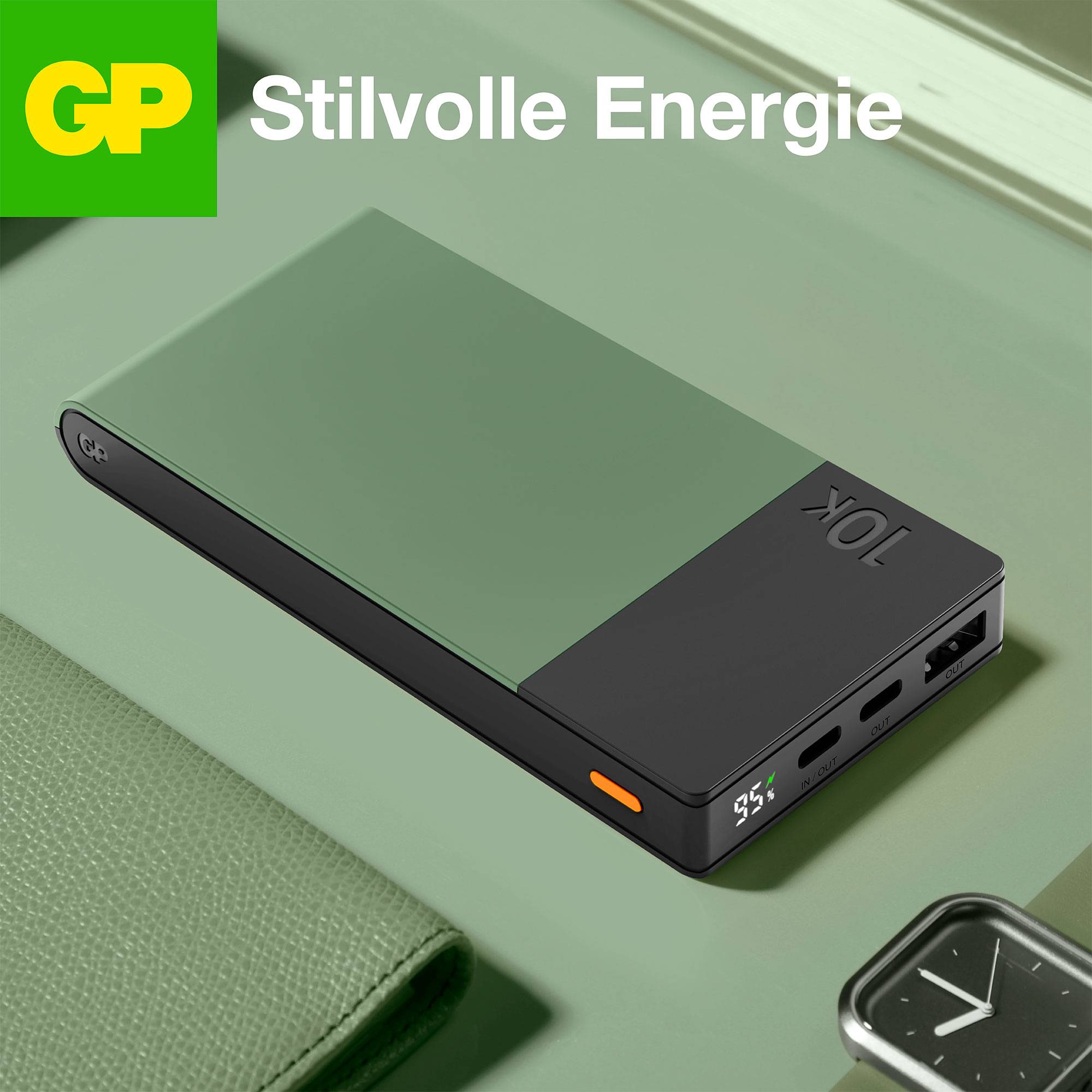 Powerbanka se zeleným pouzdrem a černou oblastí pro připojení, stojí na zeleném podkladu. Text nahoře: 'Stylová energie'.