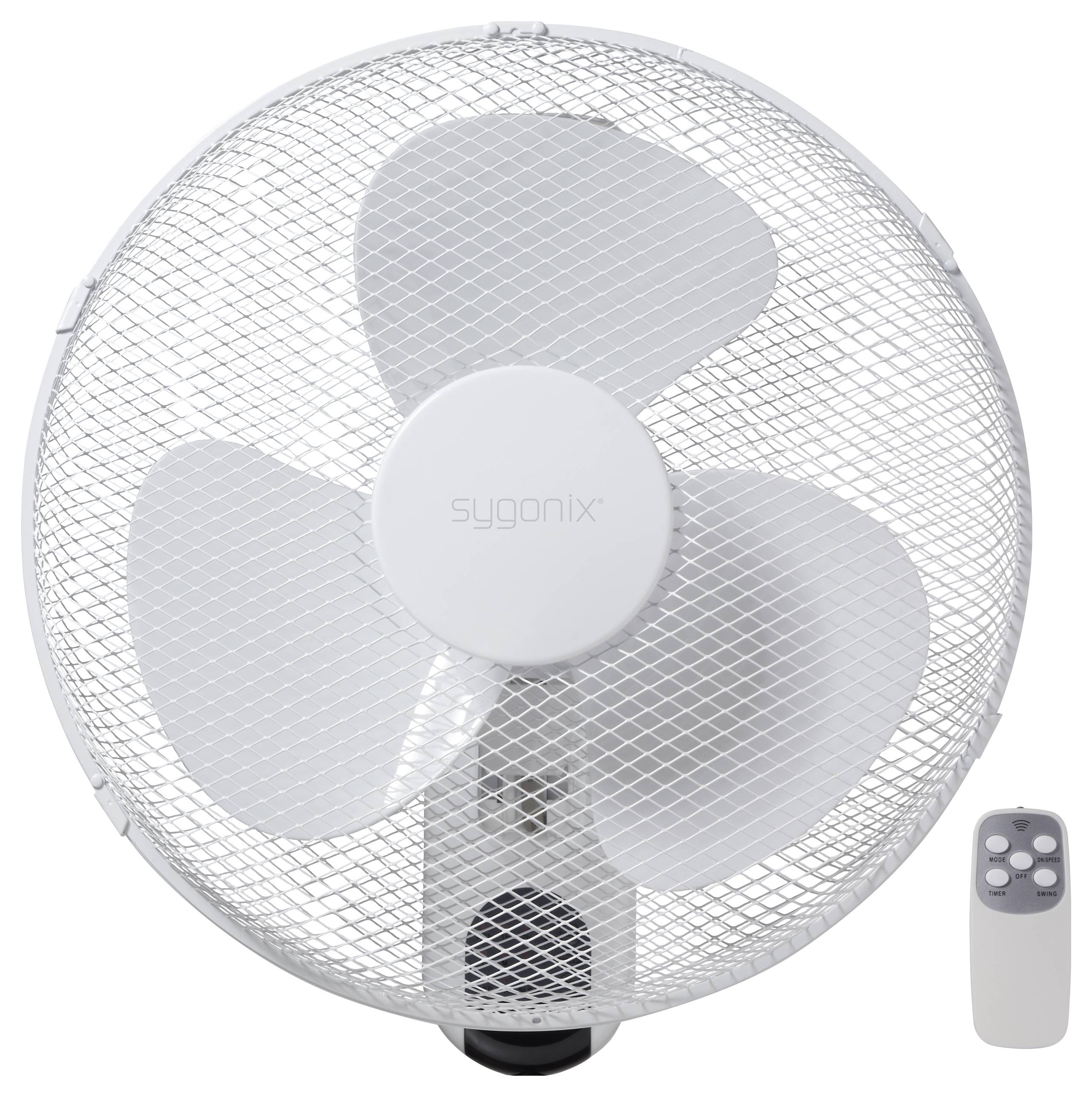 Bílý nástěnný ventilátor se třemi listy a ochrannou mřížkou, vedle něj dálkové ovládání.