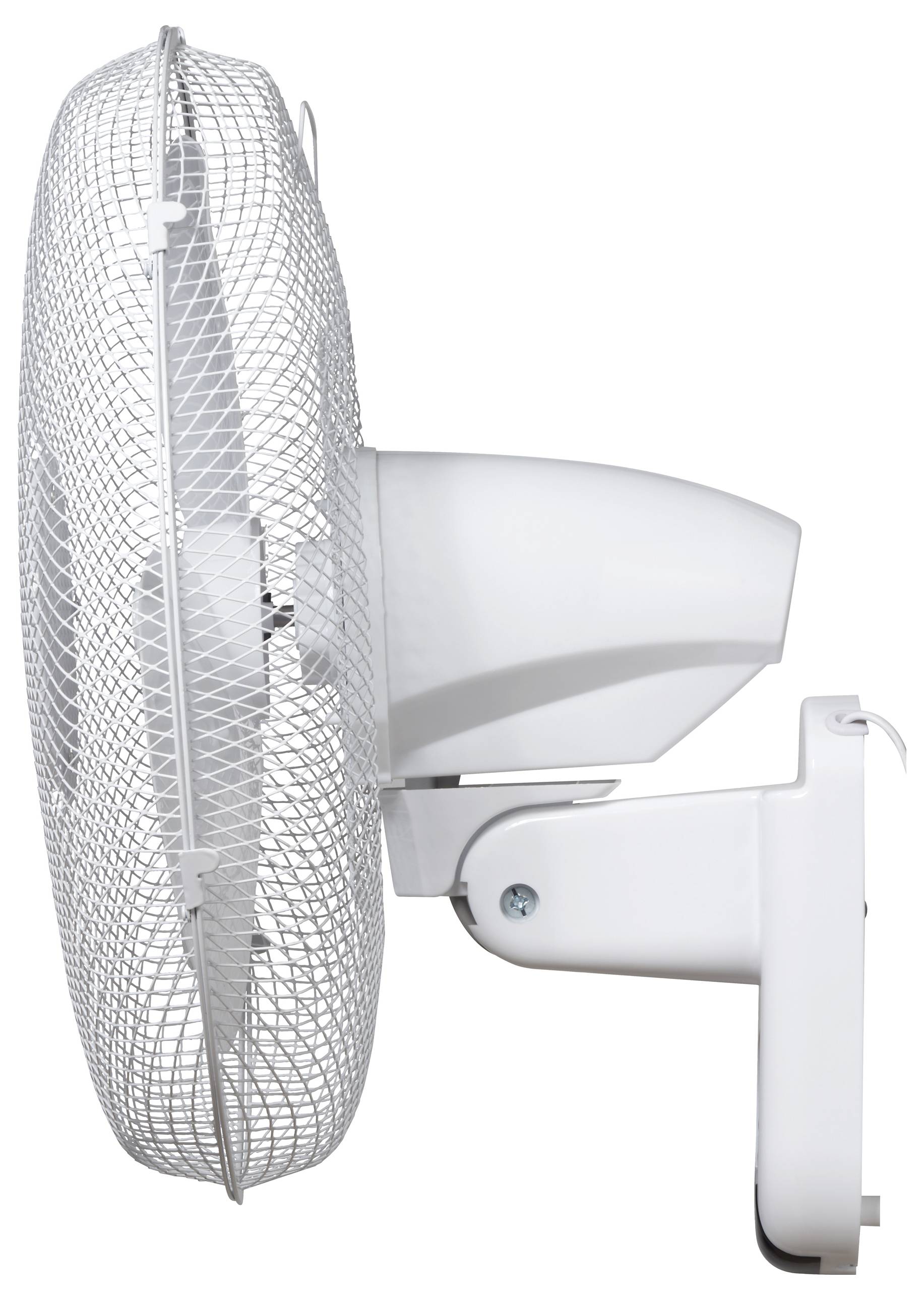 Boční pohled na bílý nástěnný ventilátor s ochranným krytem, upevněný na nástěnném držáku.