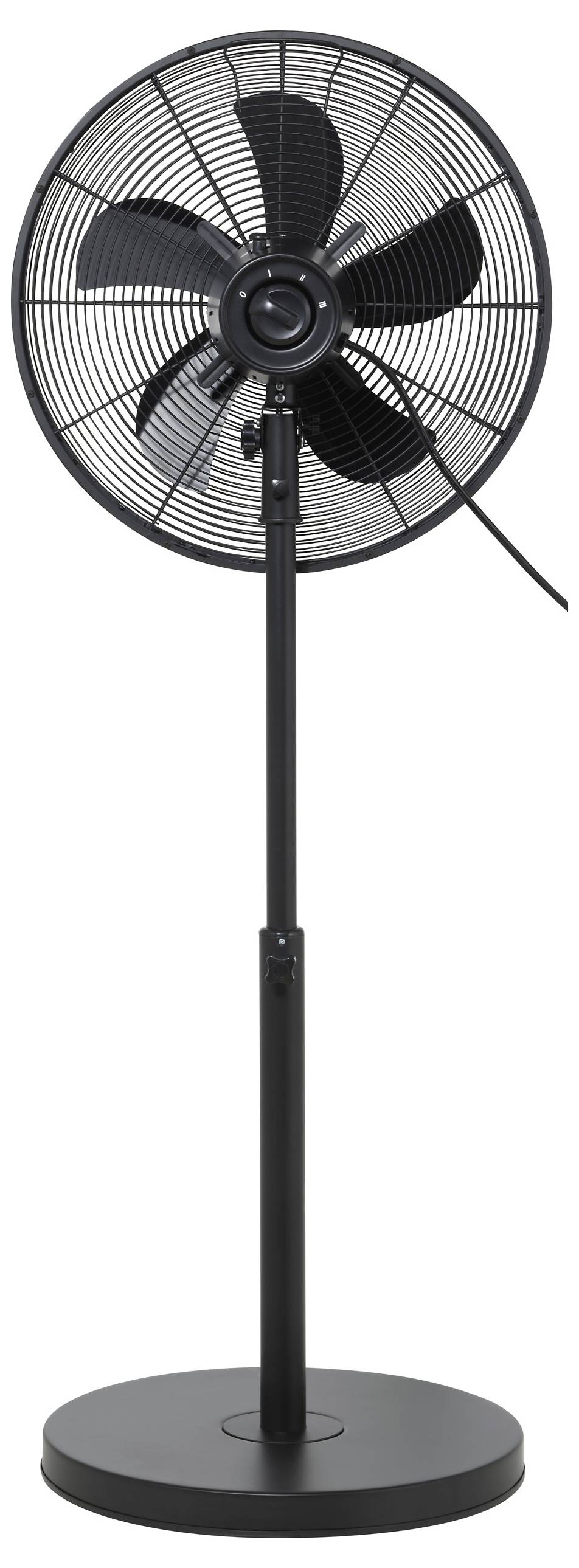 Černý stojanový ventilátor s pěti listy a kulatou základnou. Vertikálně nastavitelný, umístěný na světlém pozadí.