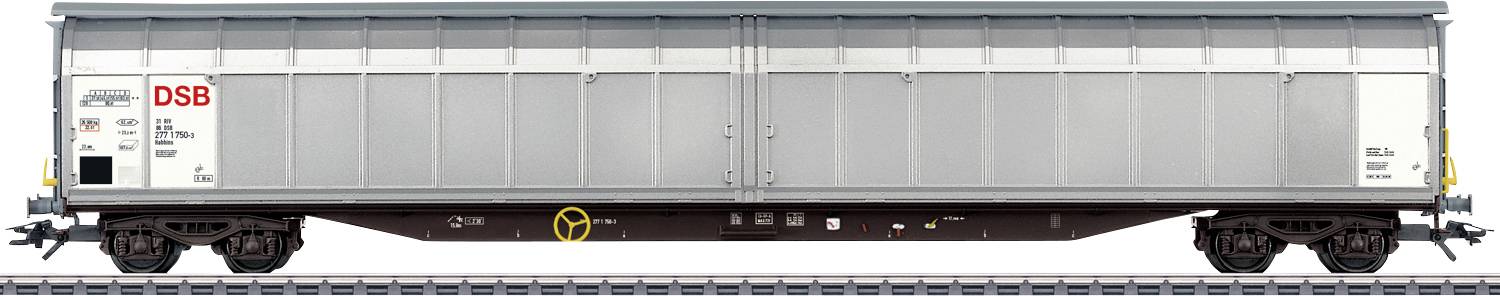 Nákladní vůz DSB na koleji, šedý vnější nátěr, uzavřené posuvné dveře, robustní design pro přepravu zboží.