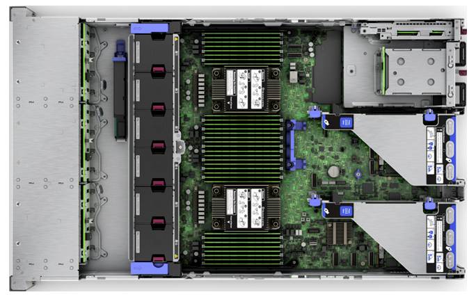 Otevřená serverová skříň s viditelnými komponenty, jako jsou chladiče, paměťové moduly RAM a několik rozšiřujících slotů na základní desce.