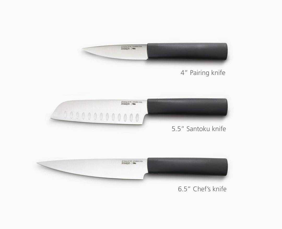 Tři kuchyňské nože: 4palcový loupací nůž, 5,5palcový santoku nůž a 6,5palcový kuchařský nůž, horizontálně uspořádané vedle sebe.
