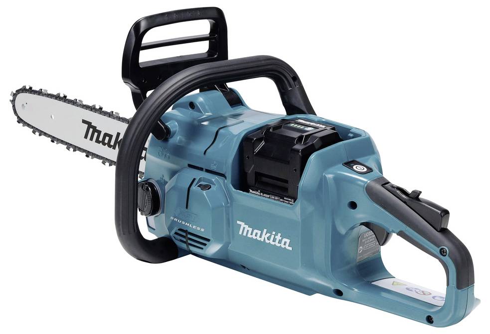 Modrá řetězová pila značky Makita, zobrazená z boku, ukazuje detaily jako rukojeť, řetěz a spínač. Elektronický model.