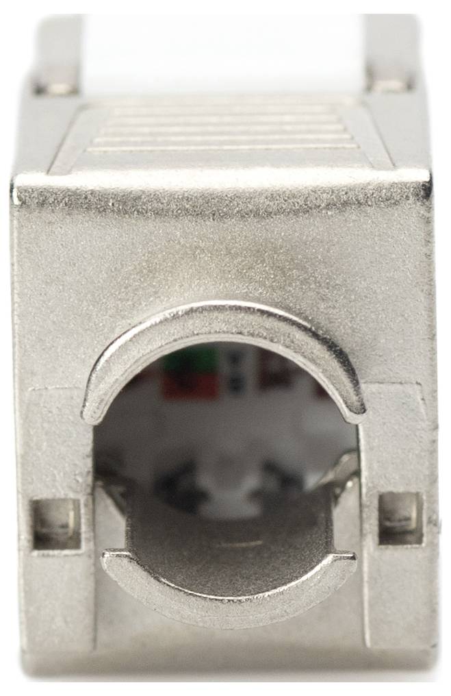 Šedý síťový konektor nebo adaptér s viditelným připojením v detailním záběru, pravděpodobně pro ethernetový kabel.