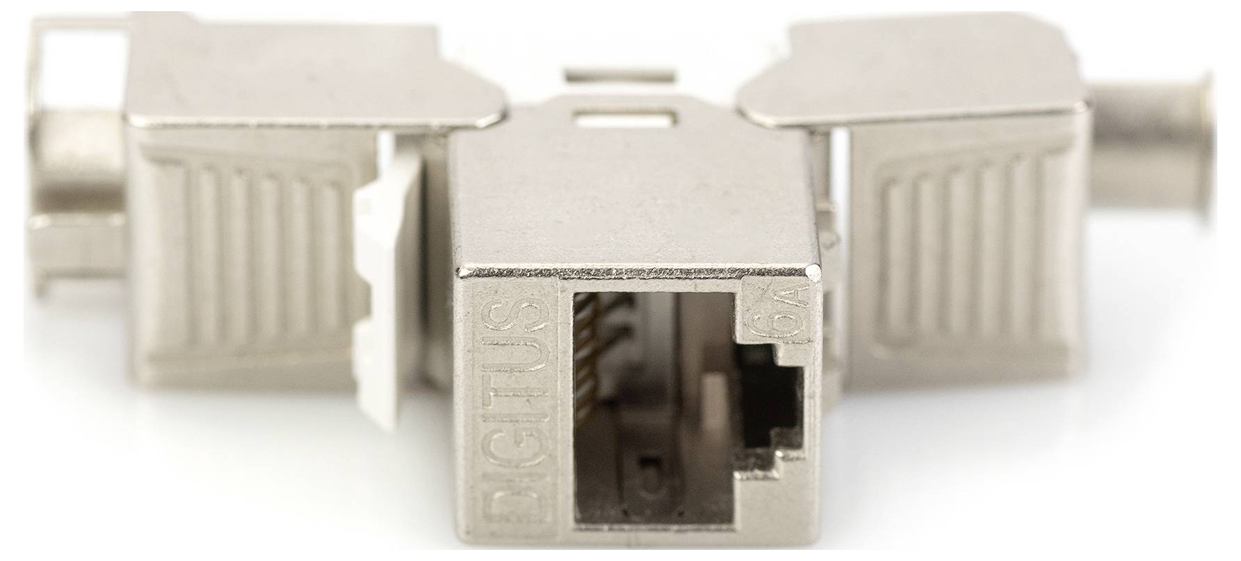Kovový síťový konektor s pozicí pro ethernetový kabel, vhodný pro propojení síťových komponent, detail zblízka.