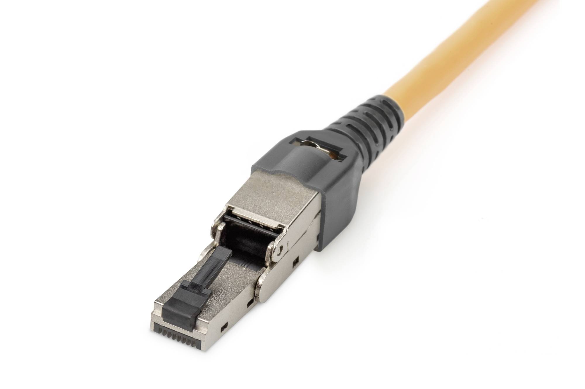 Oranžový síťový kabel s kovovými konektory na bílém pozadí, připravený k použití v síťovém zařízení.