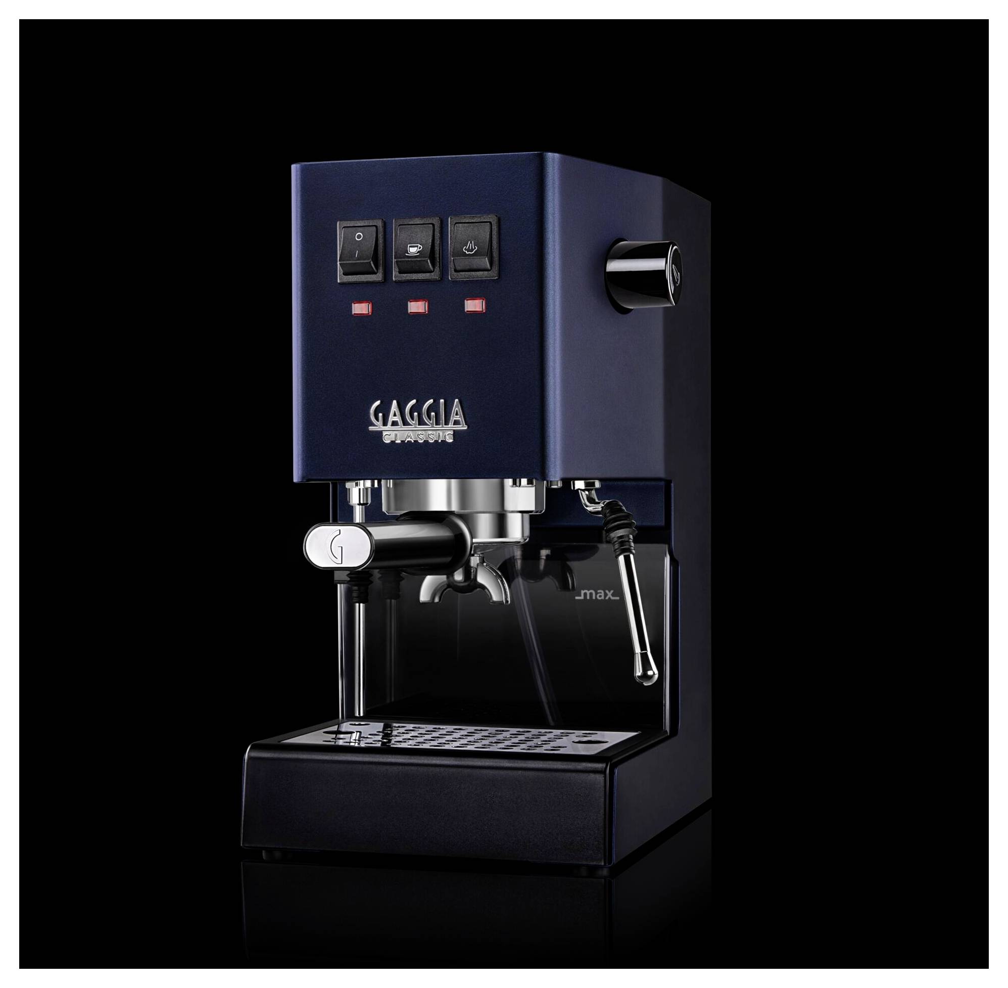 Espresso kávovar značky Gaggia Rancilio v černé barvě se stříbrnými detaily a ovládacími tlačítky nahoře, před černým pozadím.