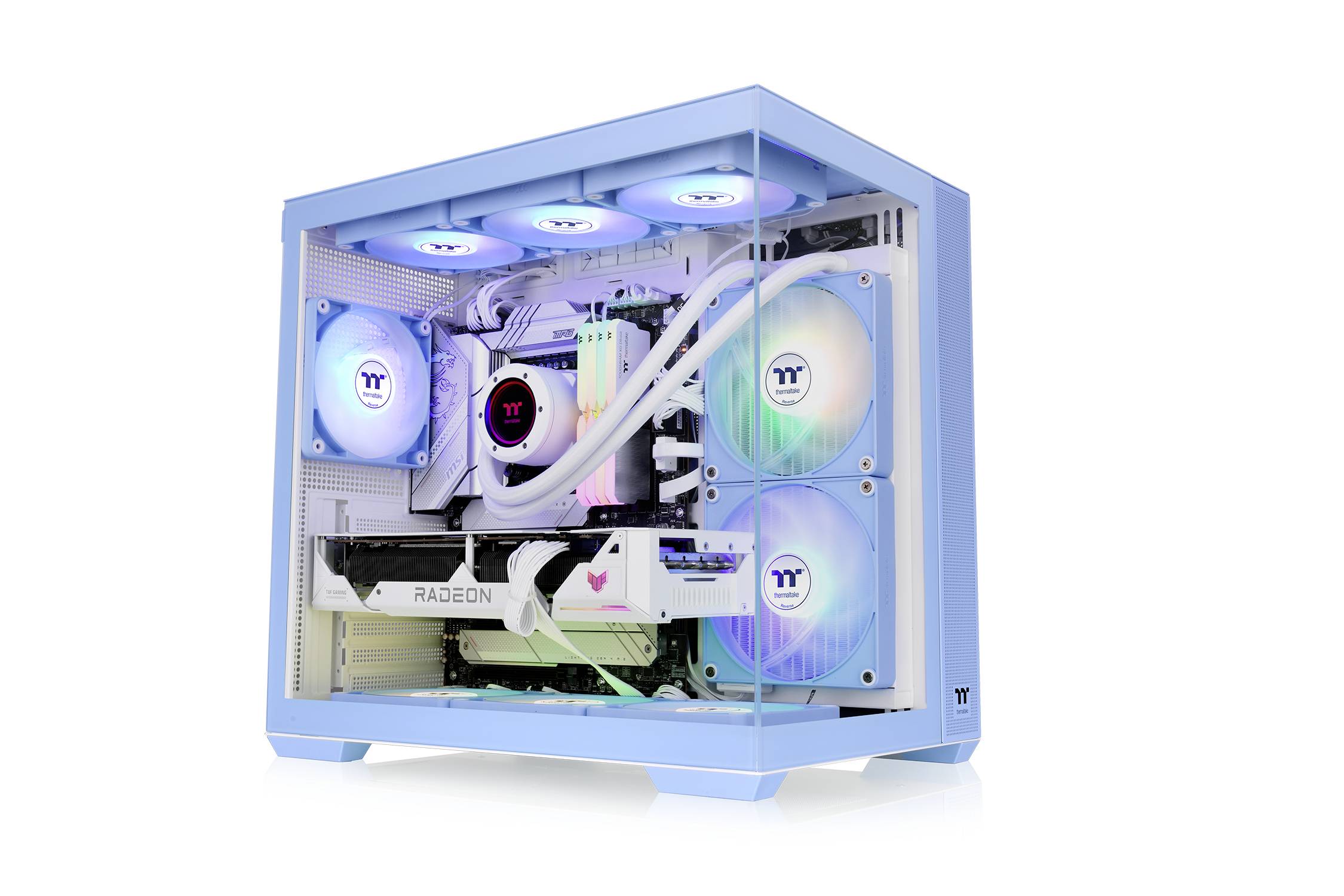 Světle modrý herní počítač s průhledným krytem ukazuje osvětlené ventilátory a kabely. Grafická karta je označena nápisem 'RADEON'.