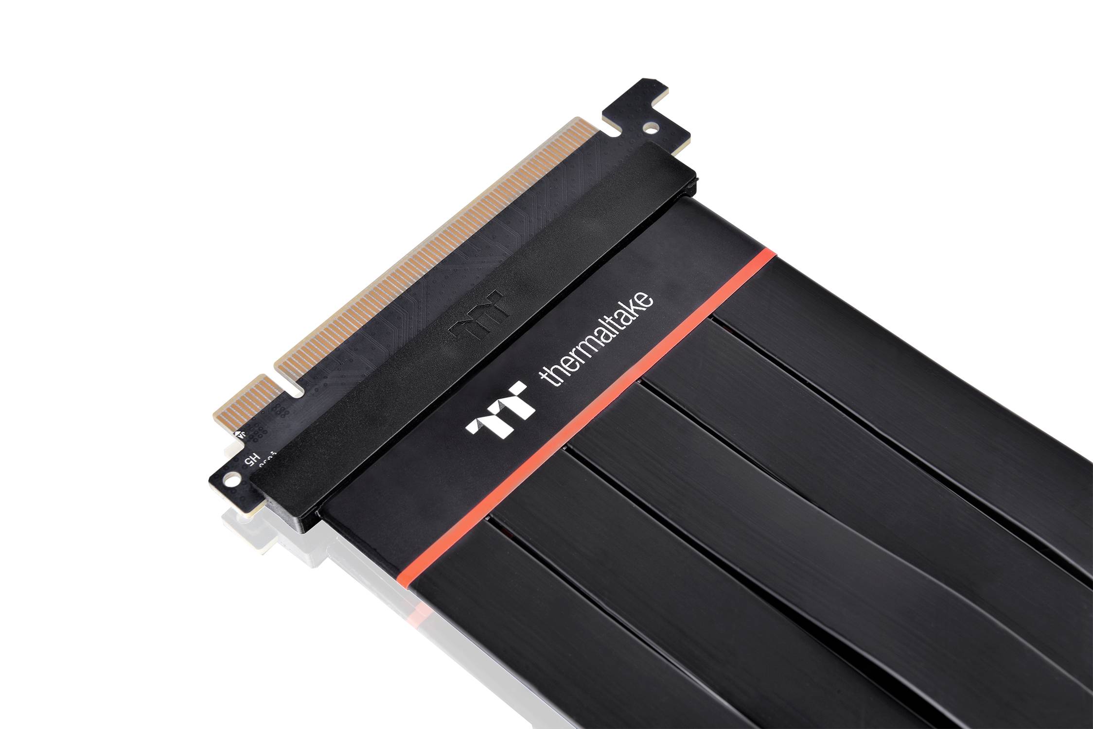 Černý stoupací kabel Thermaltake s červeným akcentem, který slouží k rozšíření počítačových komponent. Kabel zobrazuje konektory.