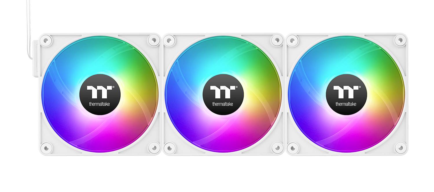 Tři barevné PC ventilátory s RGB podsvícením v řadě. Každý ventilátor má uprostřed logo značky.