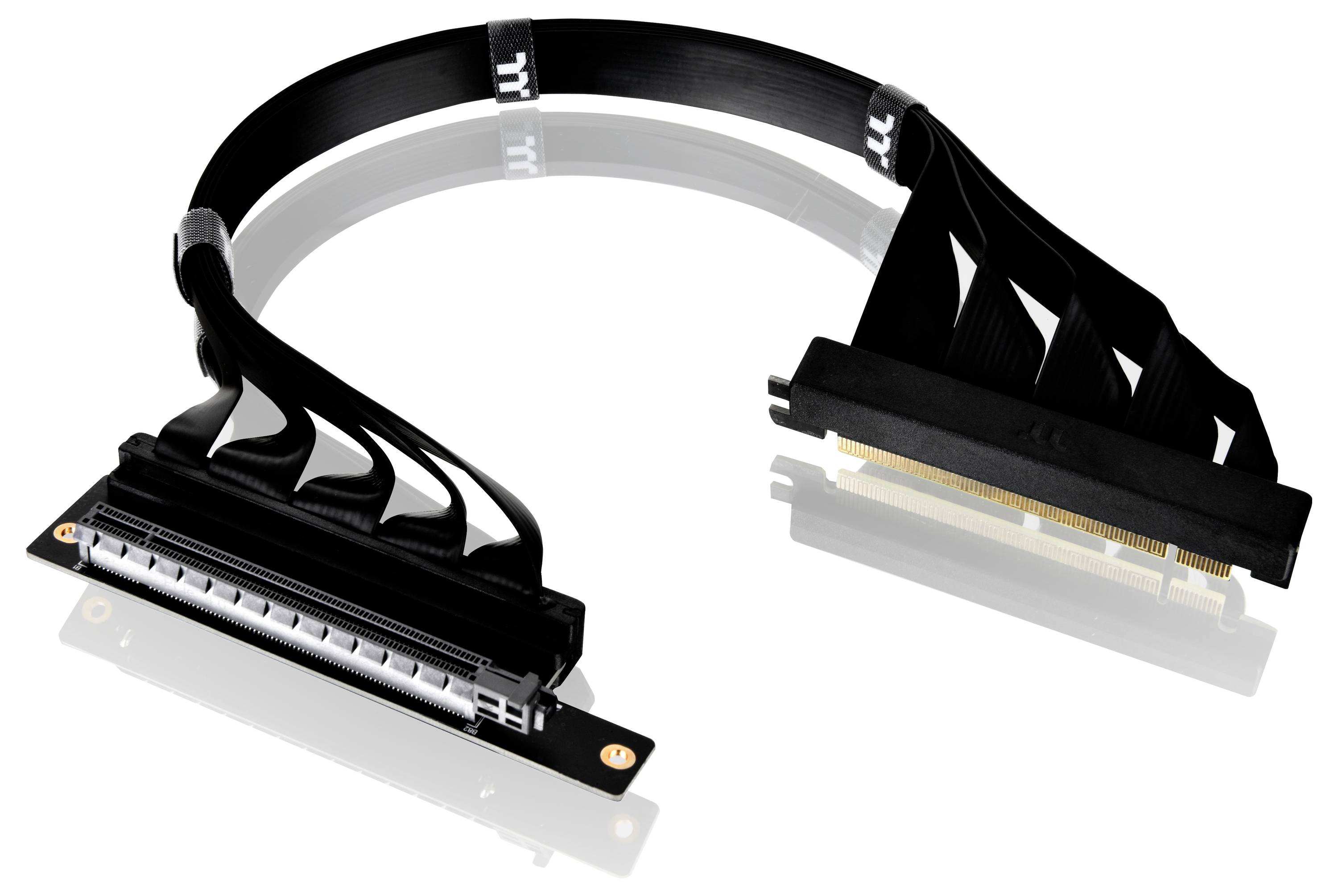 Černý PCIe riser kabel se dvěma konektory, který se používá pro propojení grafických karet s motherboardem v různých polohách.