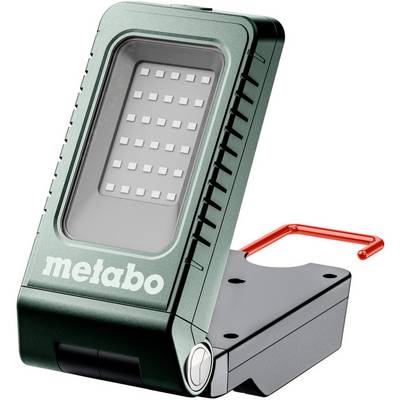 Přenosná LED pracovní lampa Metabo s nakloněnou obdélníkovou lampou a červeným přenosným madlem na základní jednotce.