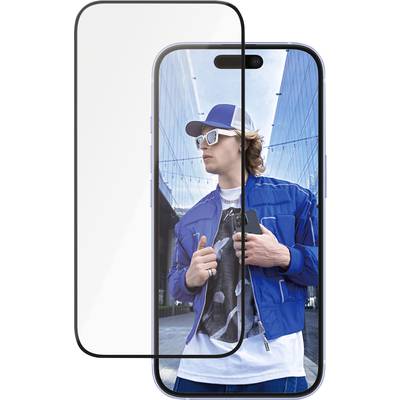 Smartphone s osobou v modrém oblečení na displeji, která drží černou platební kartu. Na pozadí je moderní skleněná fasáda.