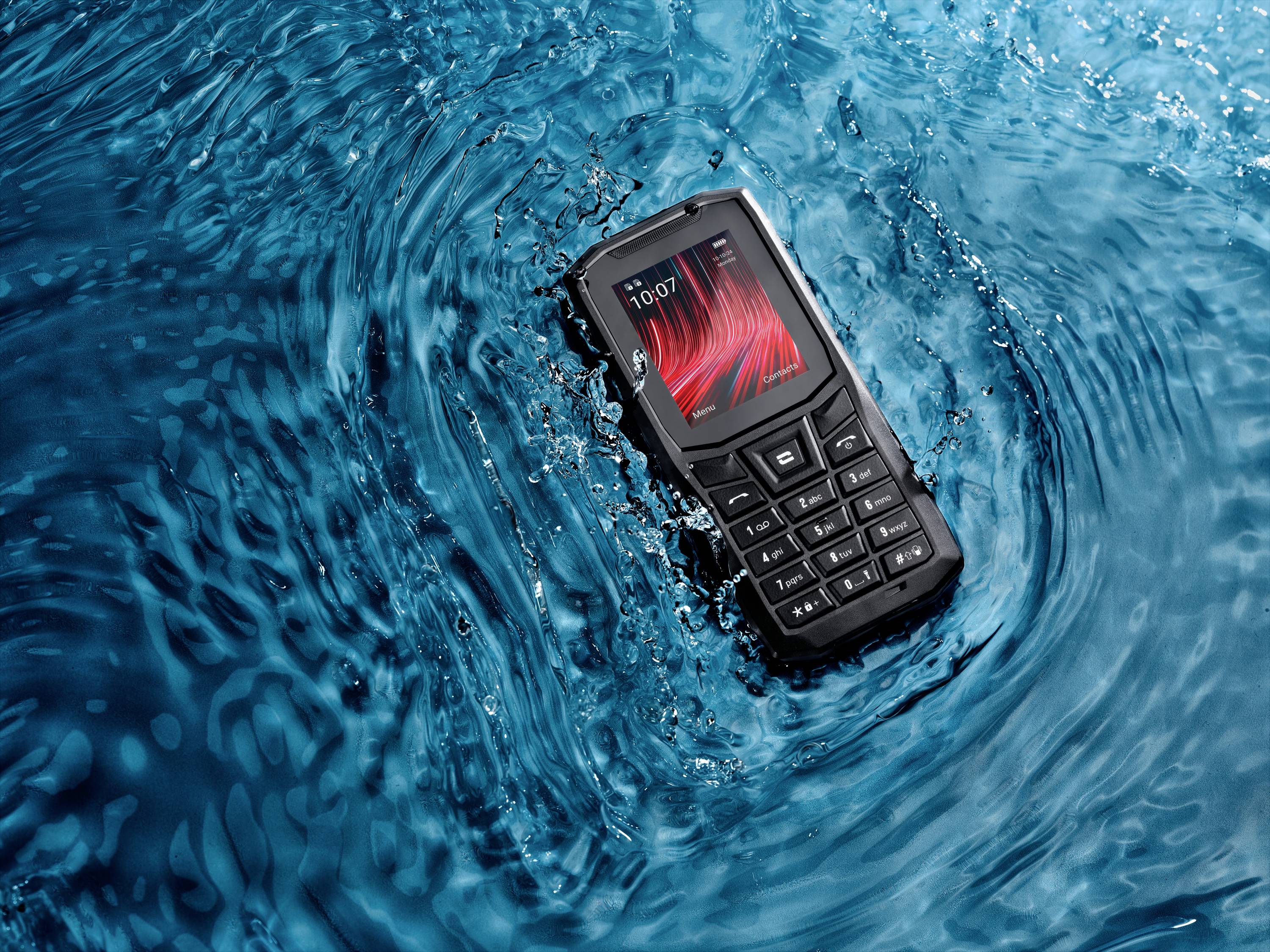 Odolný mobilní telefon leží na hladině vody a zdůrazňuje svou vodotěsnou vlastnost.
