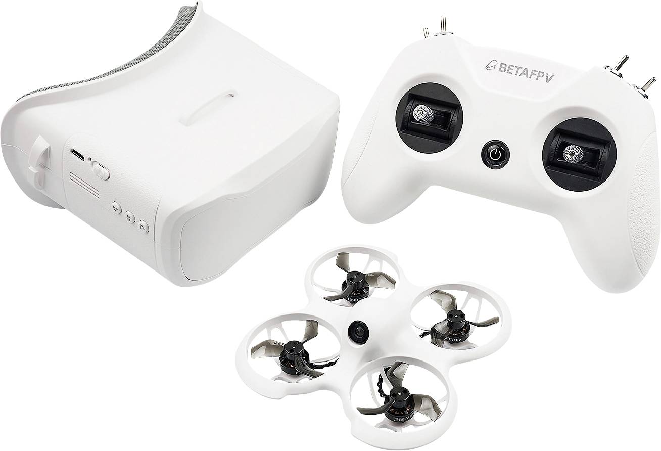 Bílý dálkový ovladač a miniaturní sada dronů, sestávající z čtyřvrtulovému dronu a VR brýlí, na bílém pozadí.